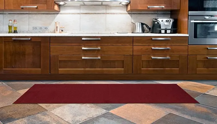 فرش آشپزخانه قرمز با کابینت قهوه ای